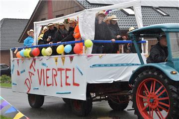 Dat Viertel: Nicht nur Vereine, auch Nachbarschaftsgruppen nahmen am Umzug teil.