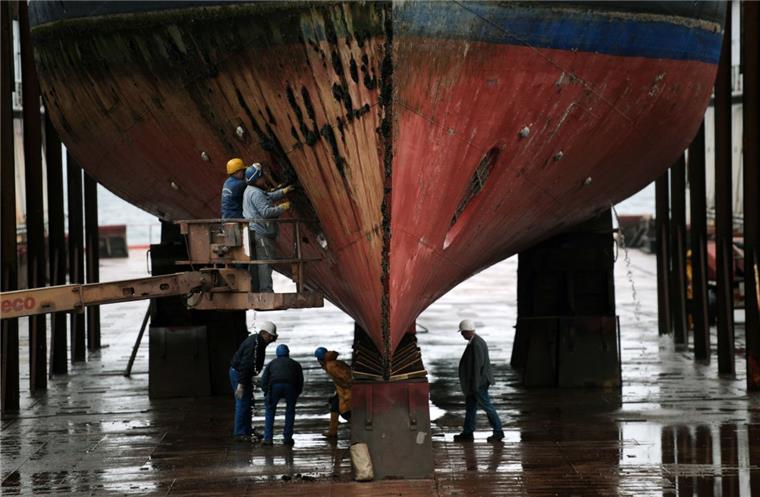 Dauerpatient "Gorch Fock": Das Segelschulschiff der Marine liegt seit Jahren in Werften . Auf dem Foto im Reparaturdock der Lindenau Werft in Kiel. 