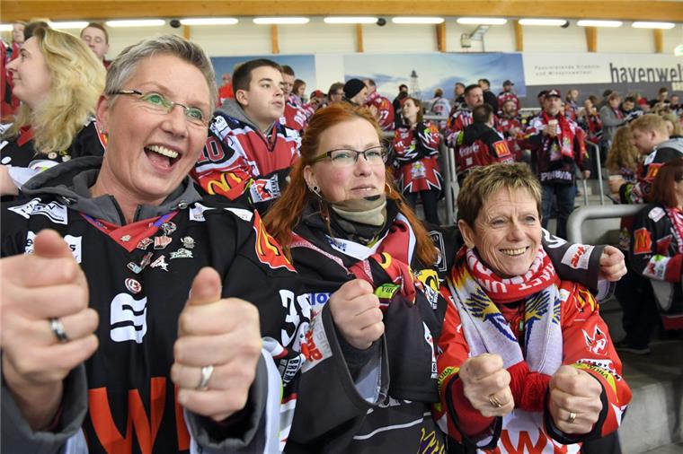 Daumen drücken für die Playoffs: Auf ihre Fans können die Pinguins sich verlassen. 