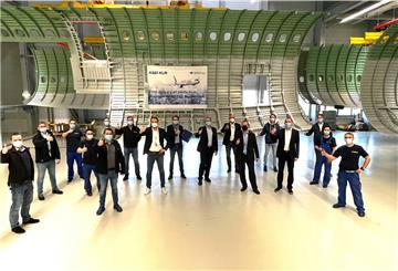 Daumen hoch bei Premium Aerotec.
