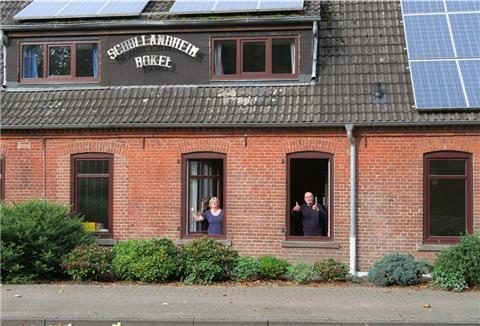 Daumen hoch für das Bokeler Schullandheim: Leiterin Monika Mädje und Heinz Böcke demonstrieren Zuversicht. Foto: privat