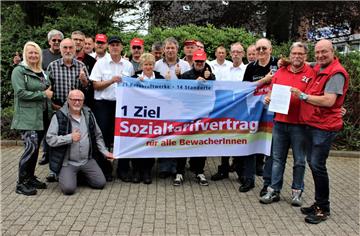 Daumen hoch für die Beschäftigten der Bewachungsfirma Pond Security. Ihre Arbeitsplätze sind durch den Beschäftigungs-Sicherungsvertrag in trockenen Tüchern.