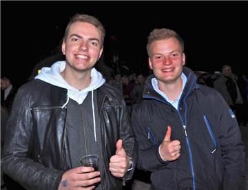 Daumen hoch für eine coole Party. &quot;Rock in den Mai 2019&quot; in Sievern. F...