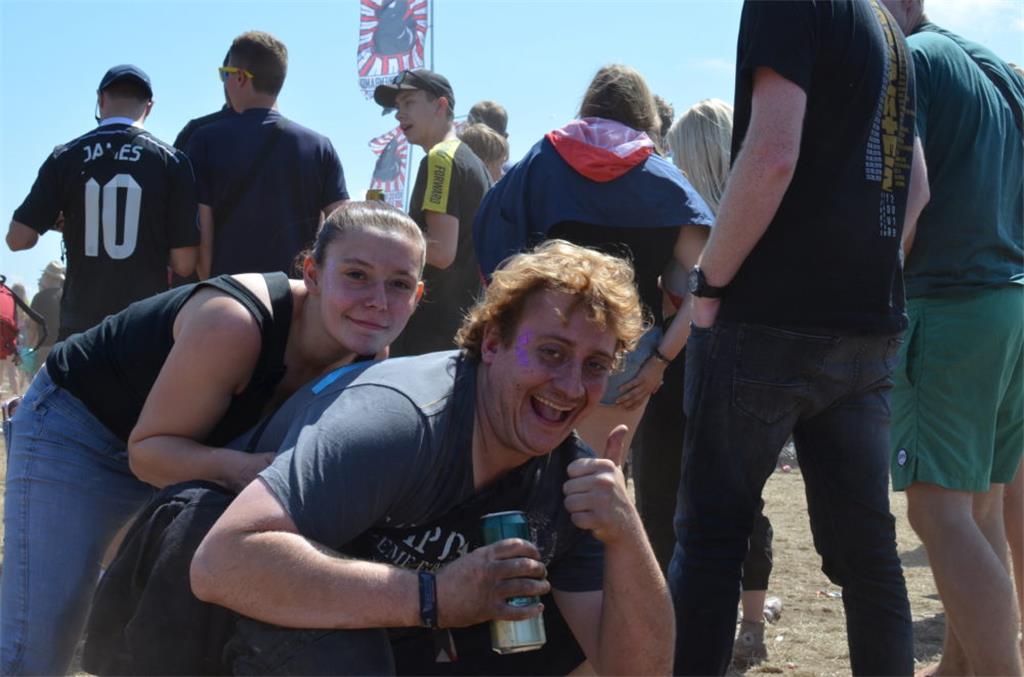Daumen hoch für eine gute Dose Bier und das Deichbrand in Wanhöden. Foto: Oversc...