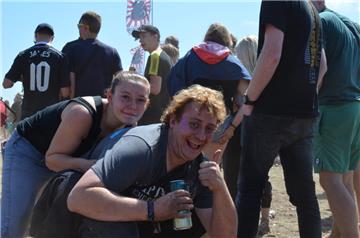 Daumen hoch für eine gute Dose Bier und das Deichbrand in Wanhöden. Foto: Oversc...