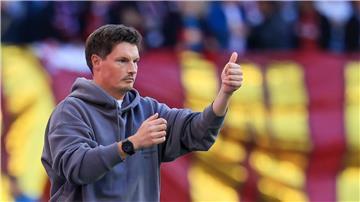 Daumen hoch: HSV-Cheftrainer Merlin Polzin kann derzeit mit seiner Mannschaft zufrieden sein. (Archivbild)
