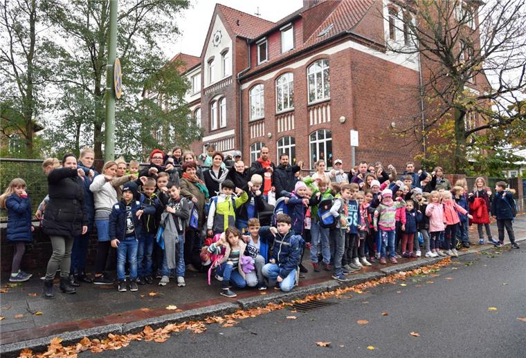 Dramatischer Unterrichtsausfall in Bremerhaven: Klassen werden nach Hause geschickt Daumen runter: Eltern und Schüler aus Bremerhaven protestieren gegen den Unterrichtsausfall an der Altwulsdorfer Schule.