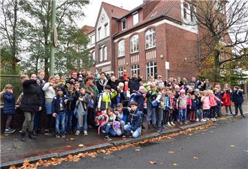 Daumen runter: Eltern und Schüler aus Bremerhaven protestieren gegen den Unterrichtsausfall an der Altwulsdorfer Schule.
