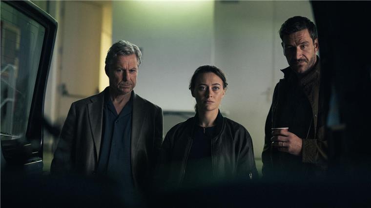 An der Küste des Todes: Der neue Galicien-Krimi der ARD David Acosta (Michael Epp, re.) ermittelt mit seinem Team aus Mercédes Navarro (Mercedes Müller, Mitte) und Adrían Martinéz (Dirk Borchardt, li.).