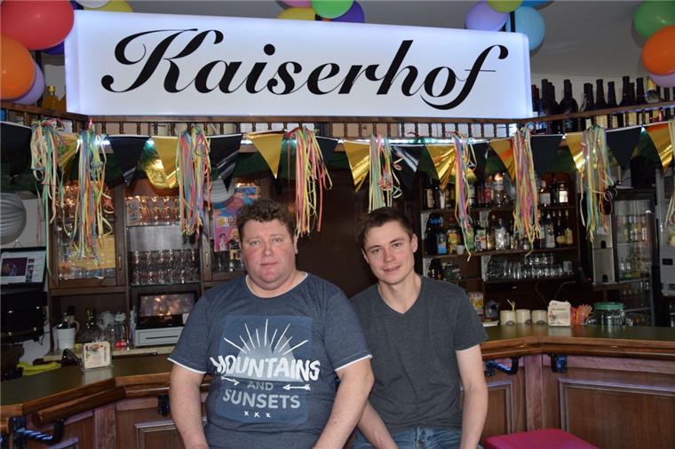 Neues Leben im Kaiserhof in Schweewarden David Beeyens (links) und Wilhelm Heifer sind die neuen Pächter des Kaiserhofs in Schweewarden. Bei ihrer Silvesterparty freuten sie sich über 80 Gäste. Weitere Veranstaltungen sind bereits geplant.