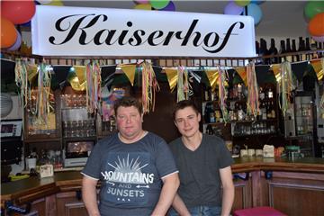 David Beeyens (links) und Wilhelm Heifer sind die neuen Pächter des Kaiserhofs in Schweewarden. Bei ihrer Silvesterparty freuten sie sich über 80 Gäste. Weitere Veranstaltungen sind bereits geplant. 