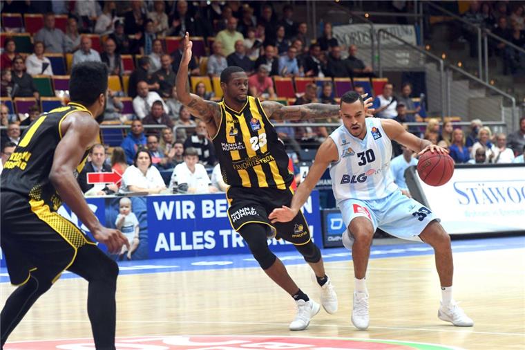 Letztes Viertel bricht den Eisbären in Würzburg das Genick David Brembly (rechts) erhielt in Würzburg eine Chance in der Startformation. Die konnte der Eisbären-Profi auch nutzen. Foto Scheer