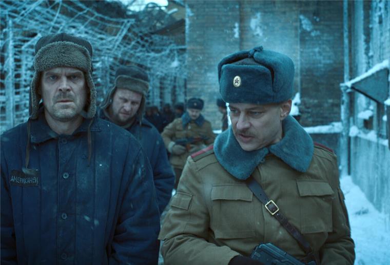 David Harbour (links) als Jim Hopper und Tom Wlaschiha als Dmitri in „Stranger Things“: