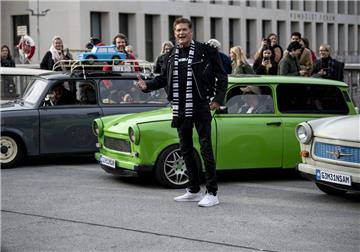 David Hasselhoff ist begeistert von den Trabis, die seinen Hit «Looking for Freedom» hupen. 