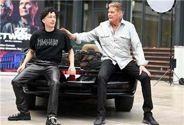 David Hasselhoff (r), Schauspieler und Maximilian Mundt (l) posieren vor der Kamera. 