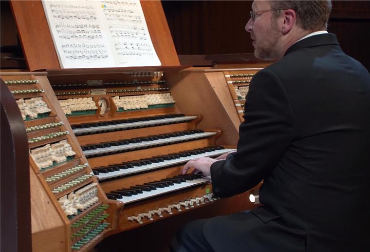 David Schollmeyer, Kantor der Großen Kirche Bremerhaven, wirkt als einer von vier Organisten an der ersten CD mit, die an der 92 Jahre alten Sauer-Orgel im Bremer Konzerthaus "Die Glocke" eingespielt wurde. 