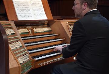 David Schollmeyer, Kantor der Großen Kirche Bremerhaven, wirkt als einer von vier Organisten an der ersten CD mit, die an der 92 Jahre alten Sauer-Orgel im Bremer Konzerthaus "Die Glocke" eingespielt wurde. 