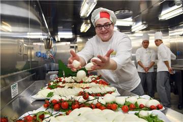 Davide Nasini mit seinem selbst gefertigten Mozzarella.