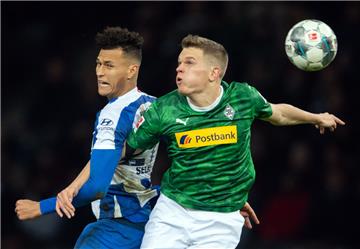 Davie Selke (links) von Hertha im Kopfballduell gegen Matthias Ginter von Mönchengladbach.