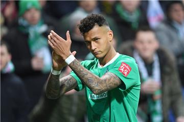 Davie Selke schießt gegen Dortmund ein Tor, muss dann aber zur zweiten Halbzeit verletzt vom Platz.

  