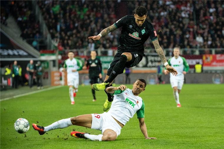 Werder Bremen: Davie Selke darf nicht gegen Hertha spielen Davie Selke von Werder Bremen wird vom Augsburger Felix Uduokhai abgegrätscht. Gegen Hertha BSC wird Selke nicht spielen können.
