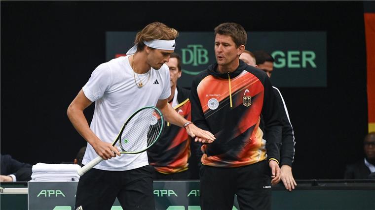Davis-Cup-Küken Justin Engel: Mit Spaß auf Beckers Spuren Davis-Cup-Teamchef Michael Kohlmann (r) muss in Japan ohne Alexander Zverev (l) auskommen. (Archivbild)