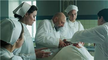 „Davos 1917“: Die Krankenschwester Johanna Gabathuler (Dominique Devenport, 2.v.l) assistiert Professor Tschudi (Pierre Siegenthaler, M) bei einer OP.