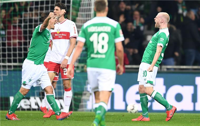 Davy Klaassen (rechts) und Werder-Kapitän Max Kruse bejubeln den 1:1-Ausgleichstreffer kurz vor der Halbzeit. 