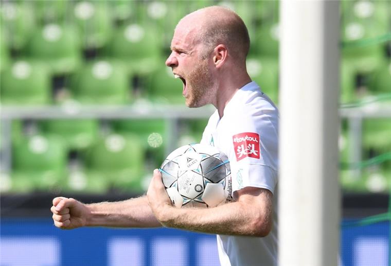 Werder Bremen: Davy Klaassen gilt als Wechselkandidat Mann mit Ball in der Hand und geballter Faust schreit.