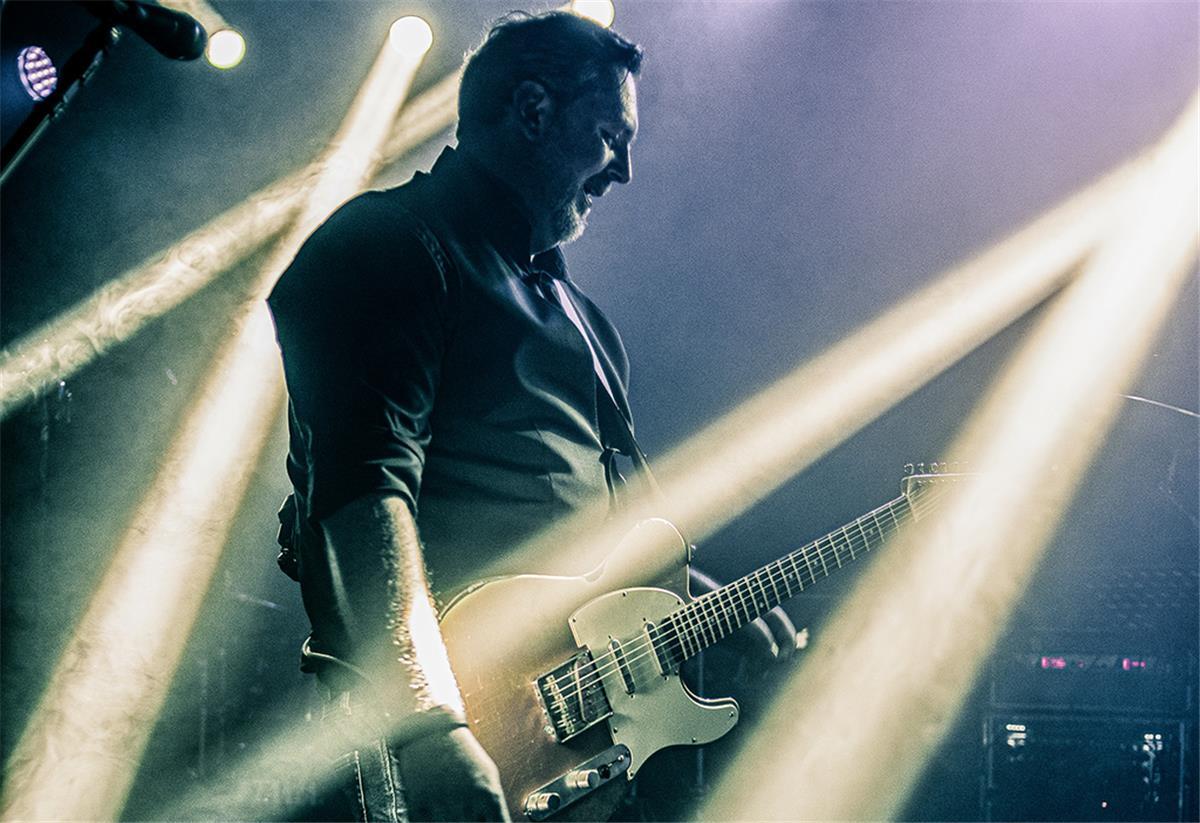 Cuxhaven: Karten für Dean-Collins-Konzert zu gewinnen Der Musiker Dean Collins steht auf der Bühne.