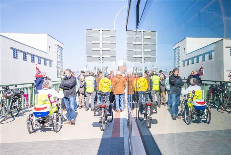 Bremerhaven: Welche Lösung wollt ihr für die Kennedybrücke Debatte an Ort und Stelle: Mitglieder der CDU und Mitglieder des Fahrrad-clubs ADFC haben über das Für und Wider einer eigenen Spur für Radfahrer auf der Kennedybrücke diskutiert.