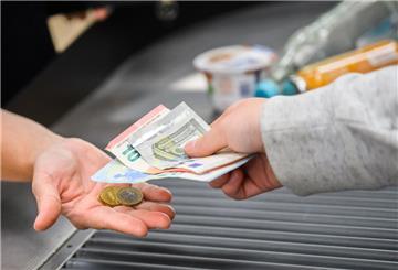 Lebensmittel liegen in einem Supermarkt an der Kasse auf dem Band. (zu dpa: «Kanzler-Vorstoß für weniger Mehrwertsteuer auf Lebensmittel»)
