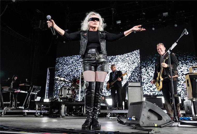 Platinblond und niemals müde: Debbie Harry wird 80 Debbie Harry bei einem Auftritt 2023.