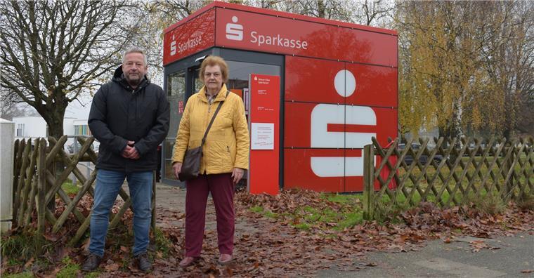 Ärgern sich über die Schließungspläne der Wespa: Debstedts Ortsbürgermeister Bernd Krüger (Bürgerfraktion) und Anwohnerin Astrid Picker vor der SB-Filiale. 