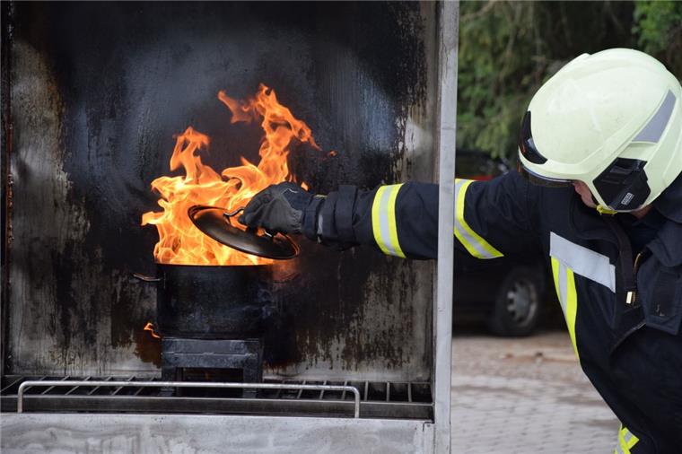 Deckel drauf: Eine Vorführung am Brandschutzmobil zeigte in Selsingen, was beim Bekämpfen von Feuer zu beachten ist.