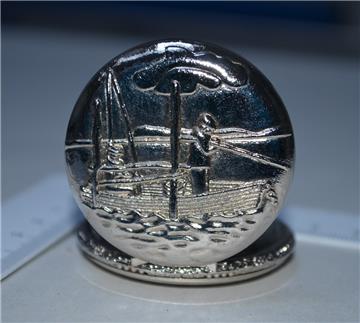 Deckel einer gestohlenen Taschenuhr - die Polizei bittet um Hinweise dazu. 