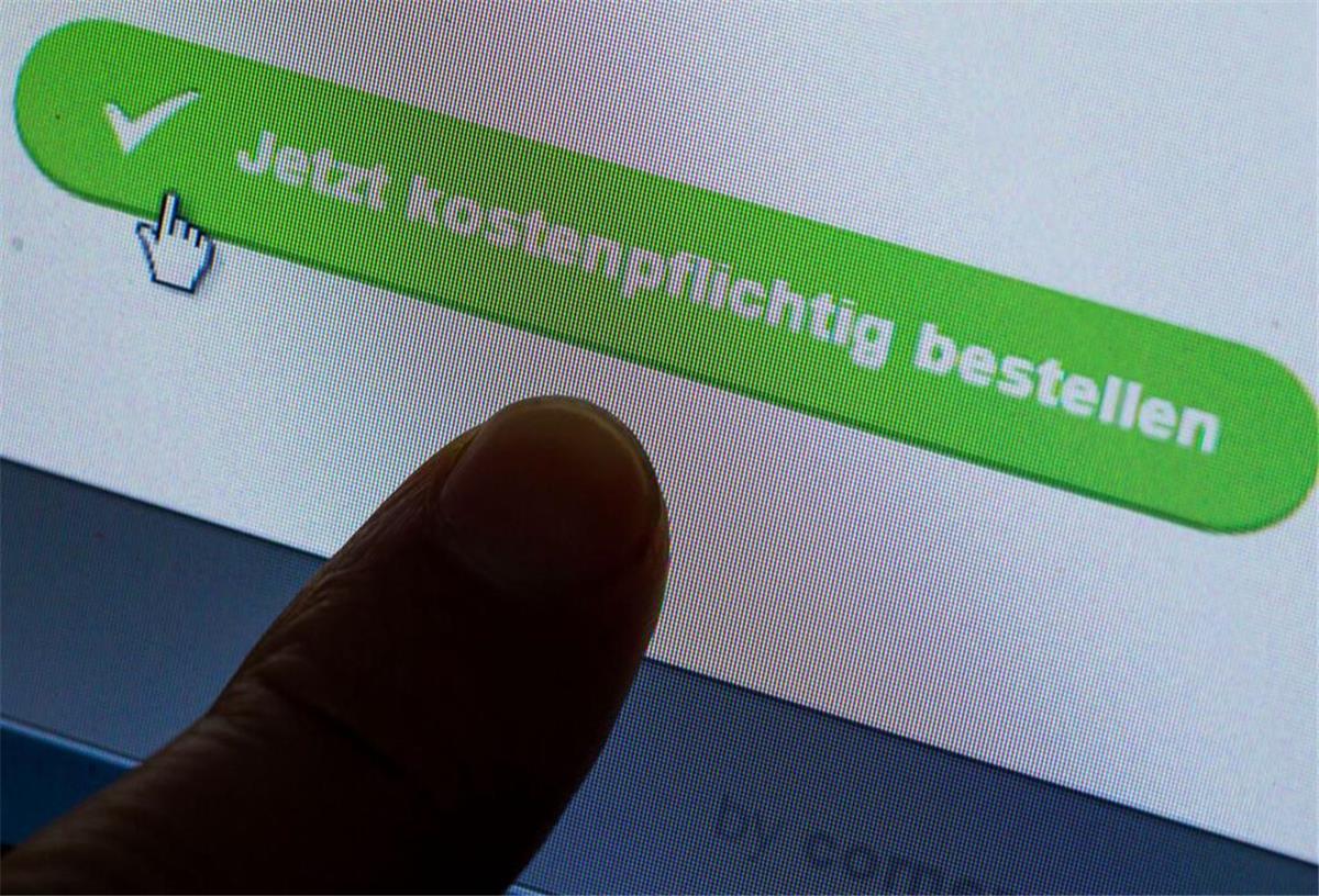 Der Button zur Bestätigung eines Einkaufs in einem Online-Shop im Internet auf einem Computermonitor.