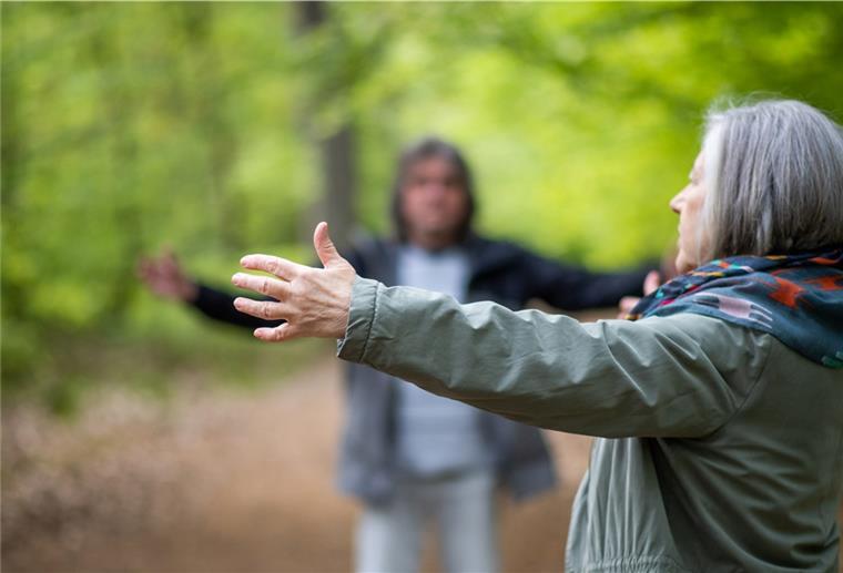 Dehnen und atmen: „Das Herz öffnen“, heißt diese Übung. Sie ist dem chinesischen Qigong entnommen. Suse Weber nimmt Andreas Schoener mit auf eine besondere Reise.