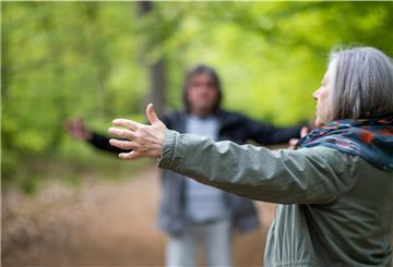 Dehnen und atmen: „Das Herz öffnen“, heißt diese Übung. Sie ist dem chinesischen Qigong entnommen. Suse Weber nimmt Andreas Schoener mit auf eine besondere Reise.