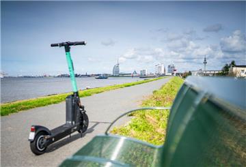Deichblick Richtung Bremerhavener Innenstadt mit Tier-E-Roller.