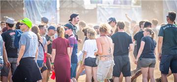 Deichbrand 2019: Festivalbesucher feiern den Auftritt der Band Clowns vor der Wa...