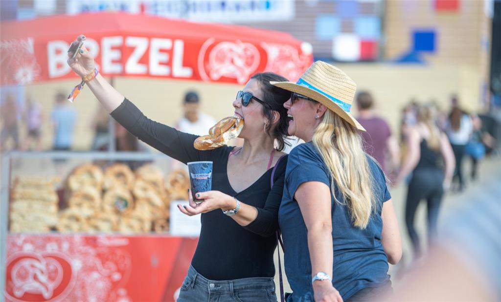 Deichbrand 2019. Festivalbesucherinnen machen Seflie mit Brezel im Mund. Foto: H...