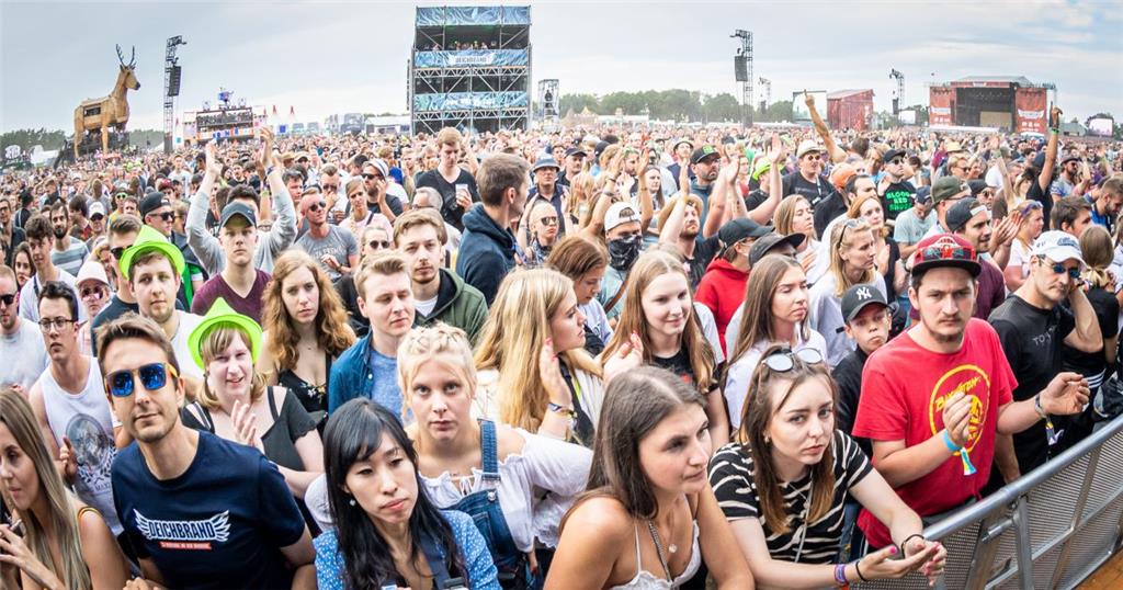 Deichbrand 2019. Festivalgäste feiern den Auftritt der britischen Band &quot;Blo...