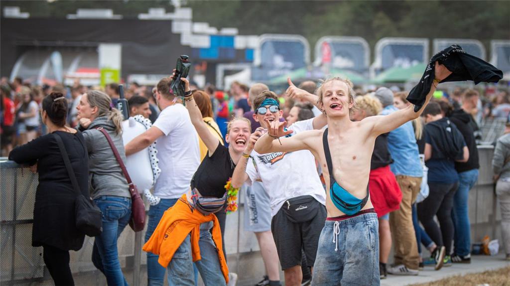 Deichbrand-Besucher feiern den Auftritt der britischen Band &quot;Blodd Red Shoe...