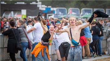 Deichbrand-Besucher feiern den Auftritt der britischen Band &quot;Blodd Red Shoe...