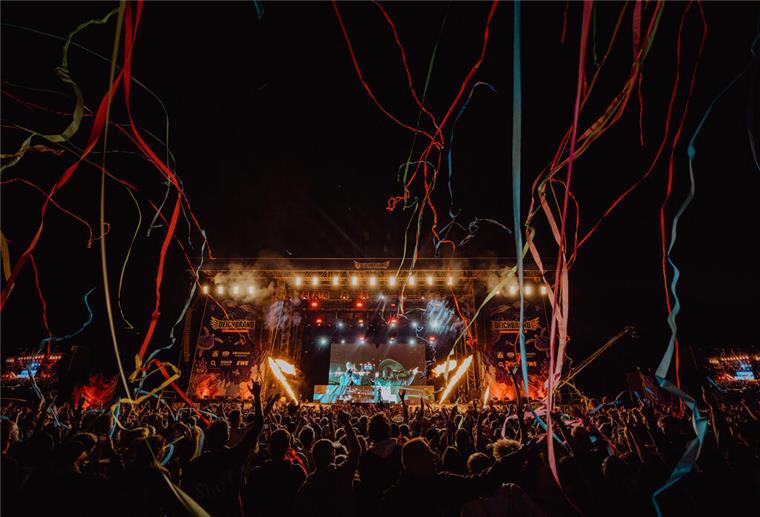 Beleuchtete Bühne beim Deichbrand-Festival