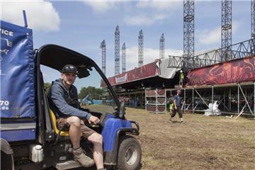 Deichbrand-Produktionsleiter Felix Suwelack kann so leicht nichts aus der Ruhe bringen. Noch nicht einmal die Firestage, deren Aufbau wegen eines fehlenden Teils kurzzeitig ins Stocken geraten war.