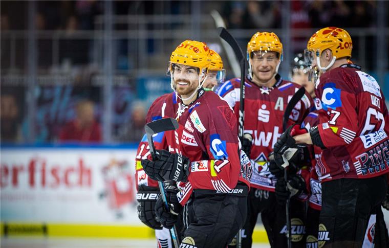 Fischtown Pinguins geben Autogramme - seid dabei! DEL 2019/20, Fischtown Pinguins Bremerhaven gegen Kölner Haie. Im Bild: Miha Verlic (vorn) mit Freude im Gesicht nach dem 1/0 gegen die Haie. Foto: Hartmann