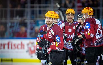 DEL 2019/20, Fischtown Pinguins Bremerhaven gegen Kölner Haie. Im Bild: Miha Verlic (vorn) mit Freude im Gesicht nach dem 1/0 gegen die Haie. Foto: Hartmann
