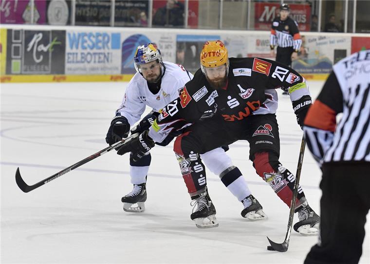 DEL-Eishockey in der Eisarena mit den Fischtown Pinguins und den Red Bulls München. Kevin Lavallèe gegen Brooks Macek. Foto Scheschonka